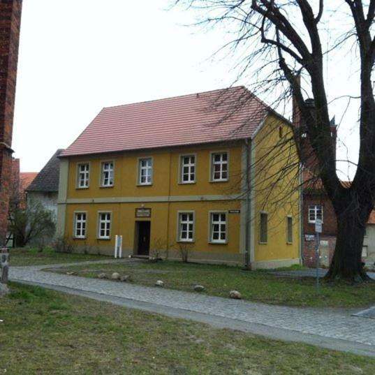 Burgpension Гарделеген Экстерьер фото